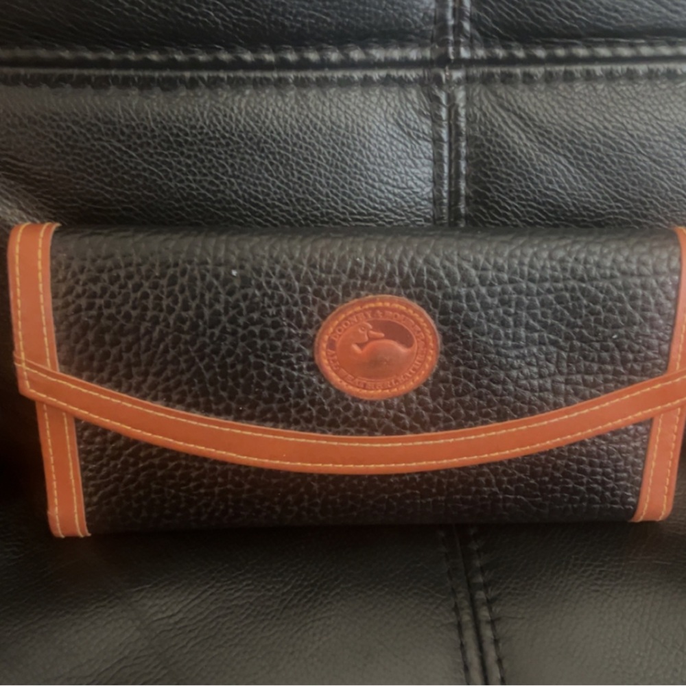 AUTHENTIC DOONEY AND BOURKE WALLET!⭐️❤️